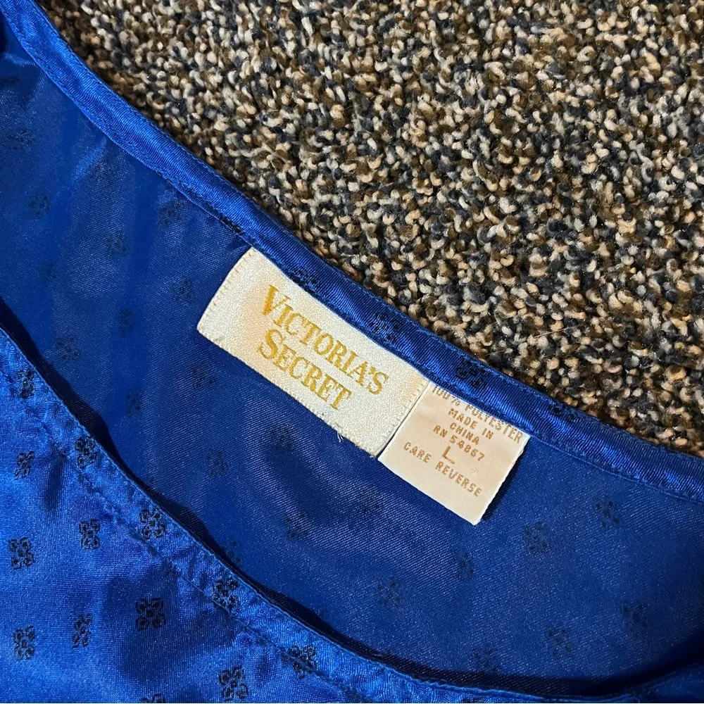 Vintage Victoria’s Secret gold label large blue patterned night shirt pajama top